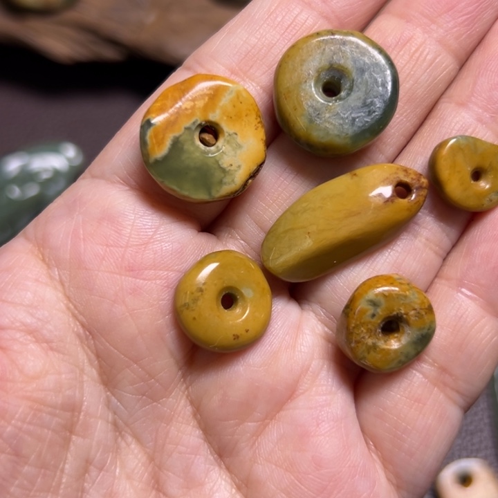 吉***柳岫岩河磨玉（透闪石质玉）未镶嵌颈饰