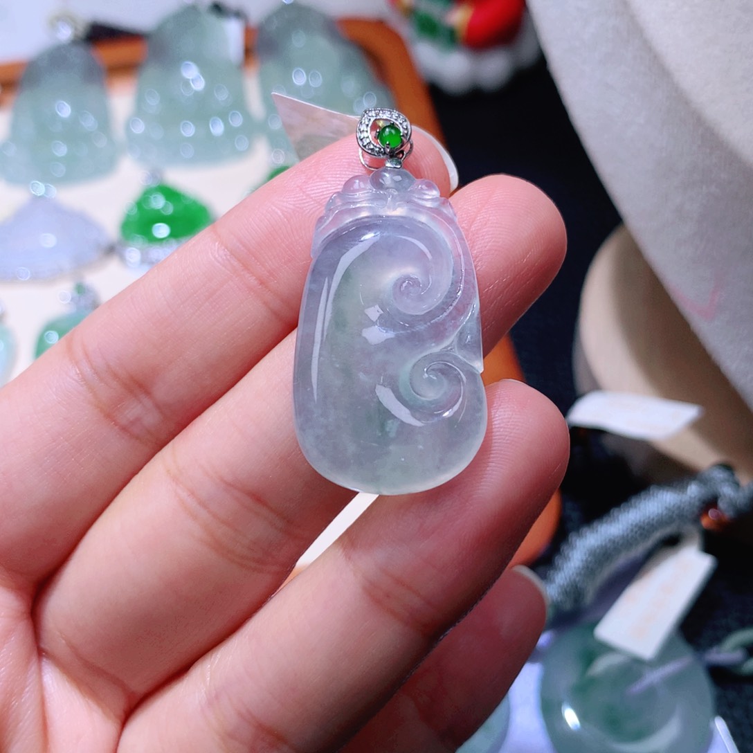 颈饰18K金镶嵌翡翠如意