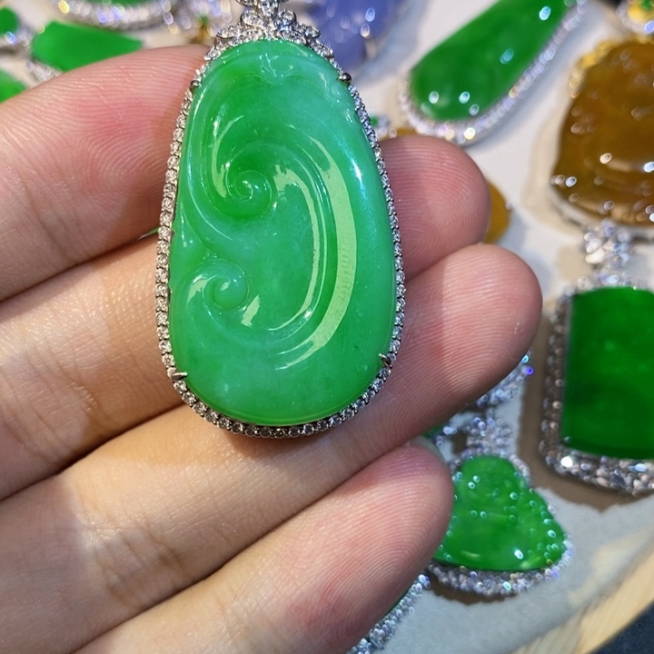 翡翠18K金镶嵌颈饰