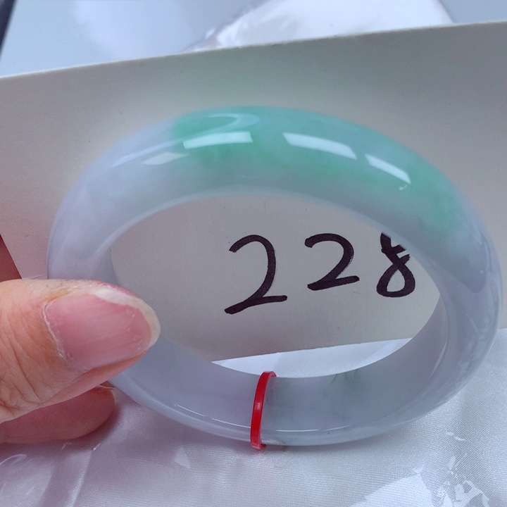 翡翠手镯未镶嵌翡翠