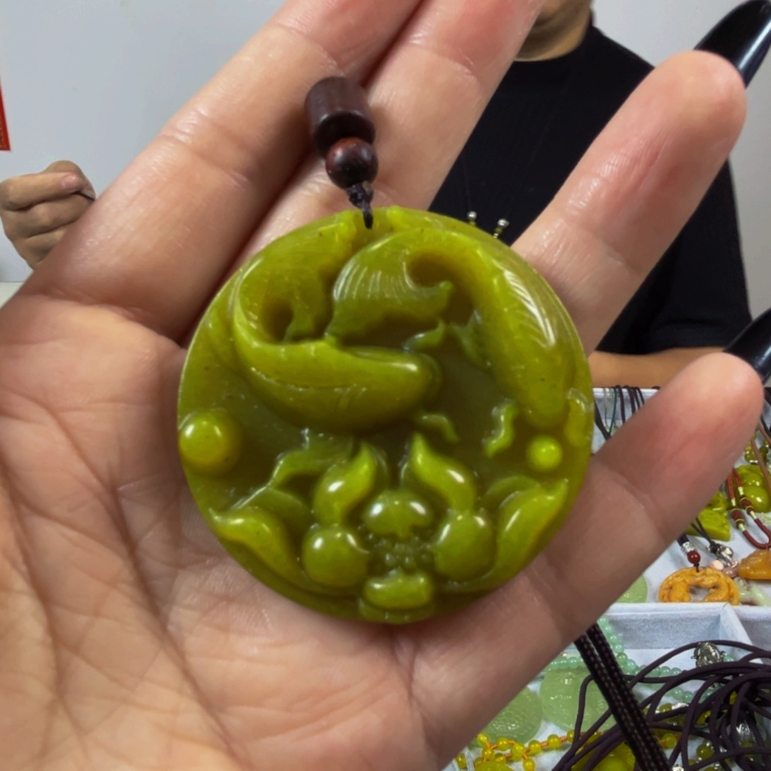 蛇纹石玉未镶嵌颈饰