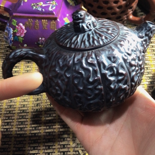 紫砂茶壶原矿泥料手工制作的紫砂壶。