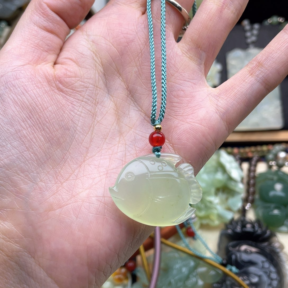 蛇纹石玉颈饰未镶嵌