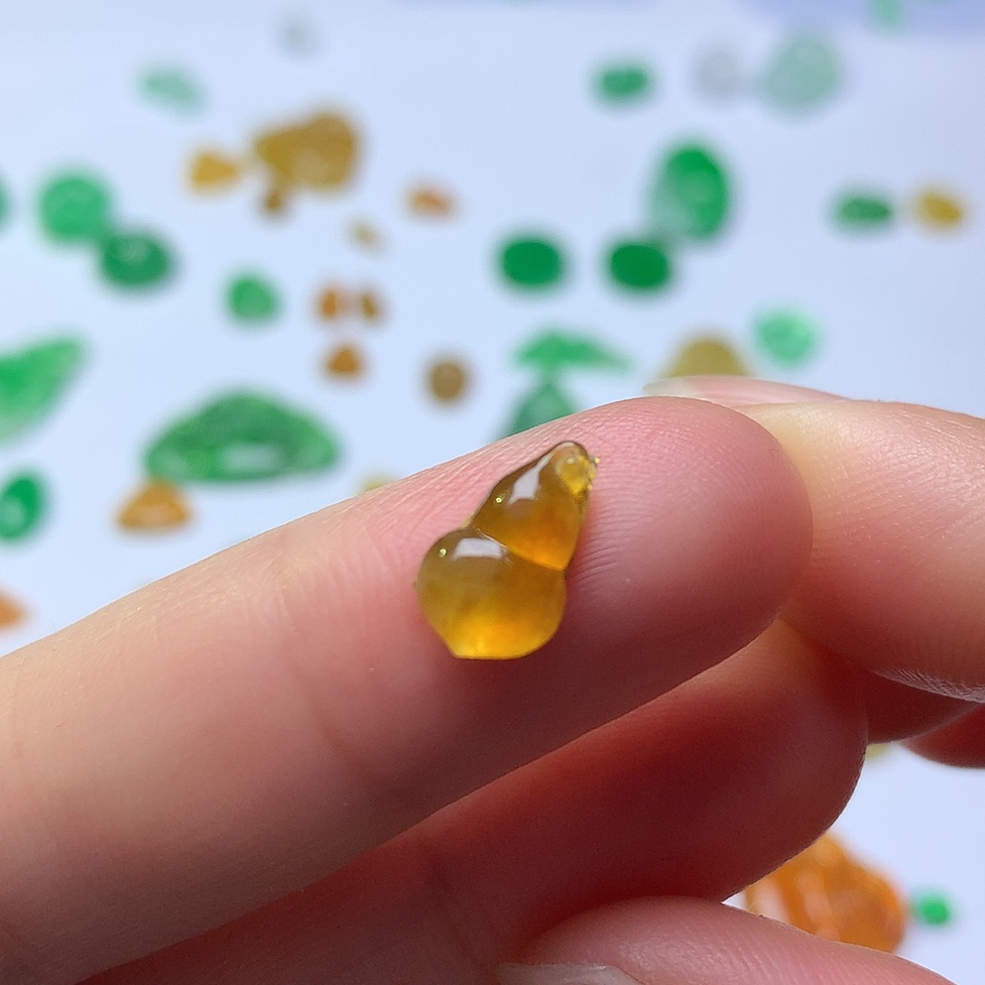 翡翠未镶嵌颈饰葫芦