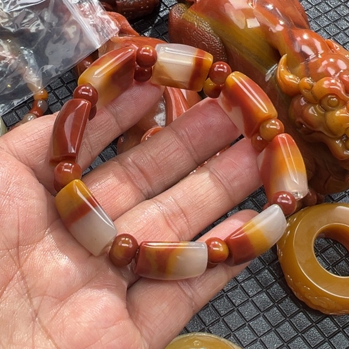 石英质玉（黄龙玉）颈饰未镶嵌