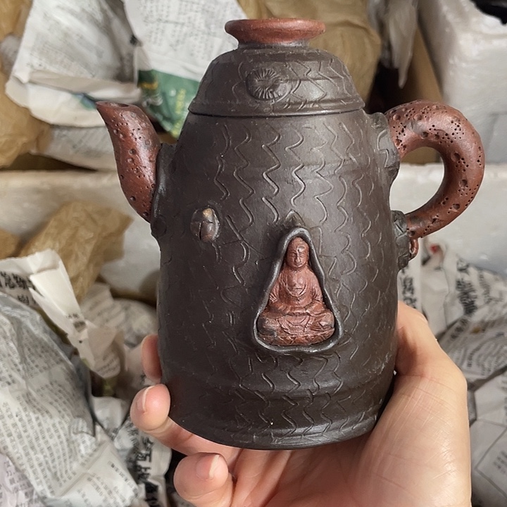 紫砂茶壶矿泥料手工制作的一把紫砂壶。