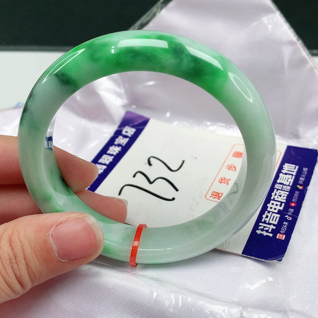 翡翠手镯未镶嵌翡翠