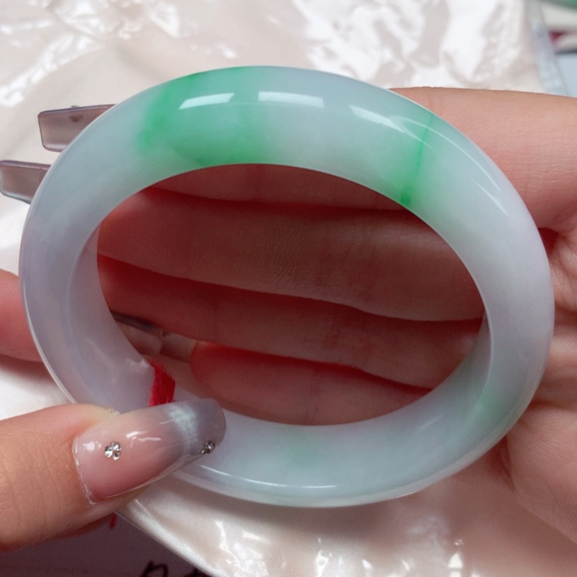 【闪购商品】翡翠手镯未镶嵌56圈胶润阳绿飘花手镯