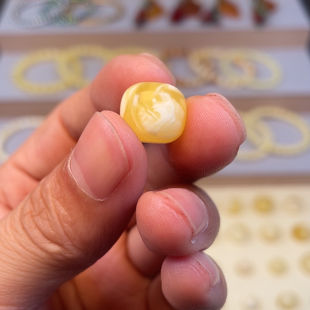 琥珀未镶嵌裸石12.8mm