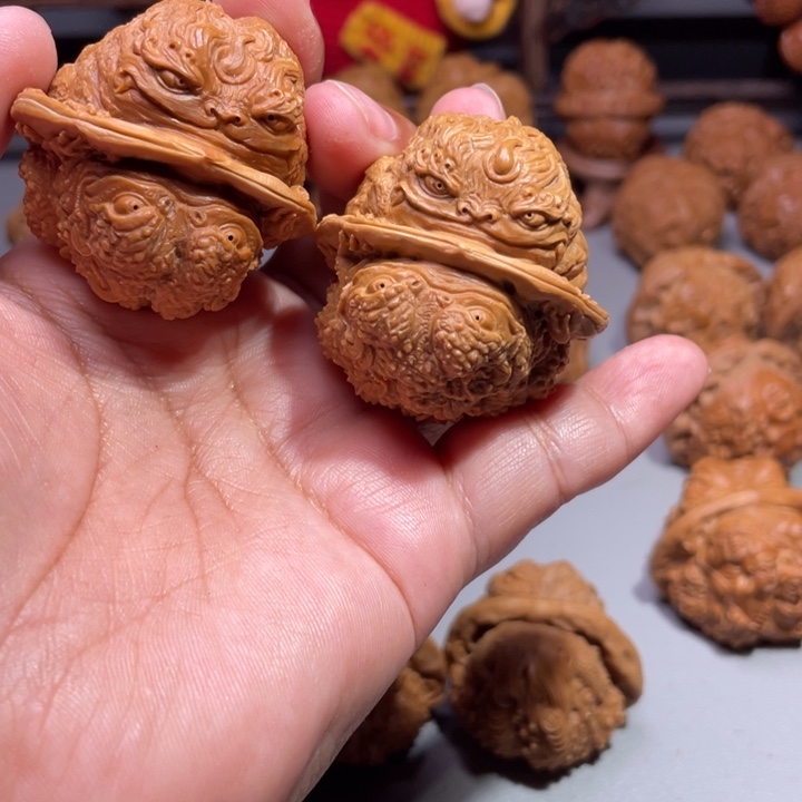 何*蛤蟆头雕刻的金蟾貔貅