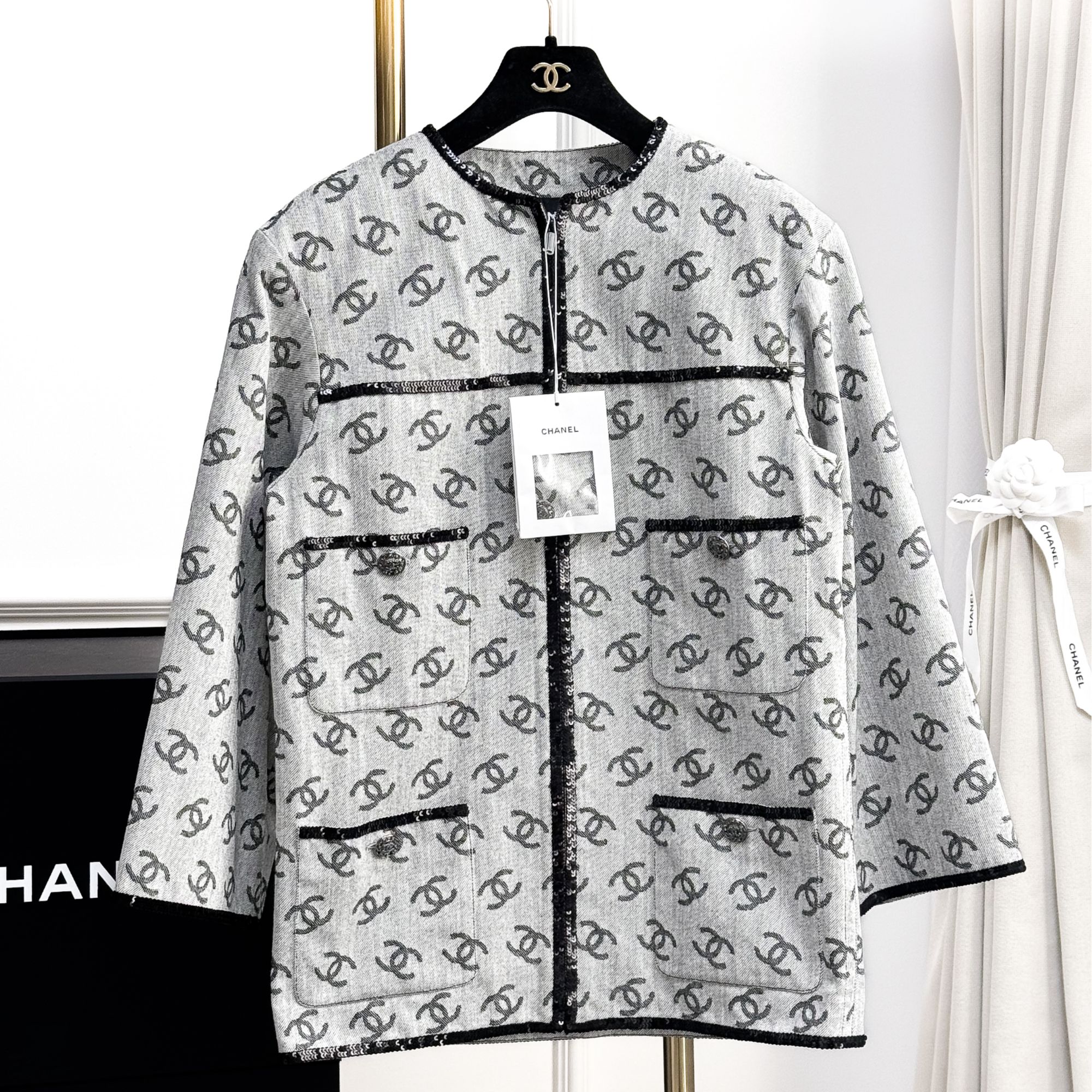 99新 Chanel/香奈儿 36码22S浅灰色拼亮片黑边双C满印牛仔外套