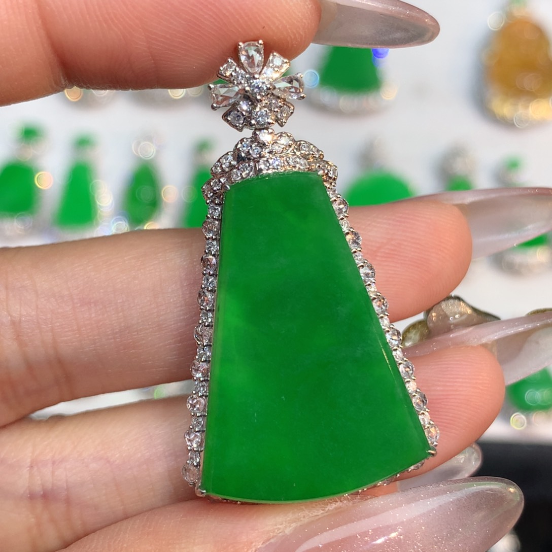 翡翠颈饰18K金镶嵌翡翠