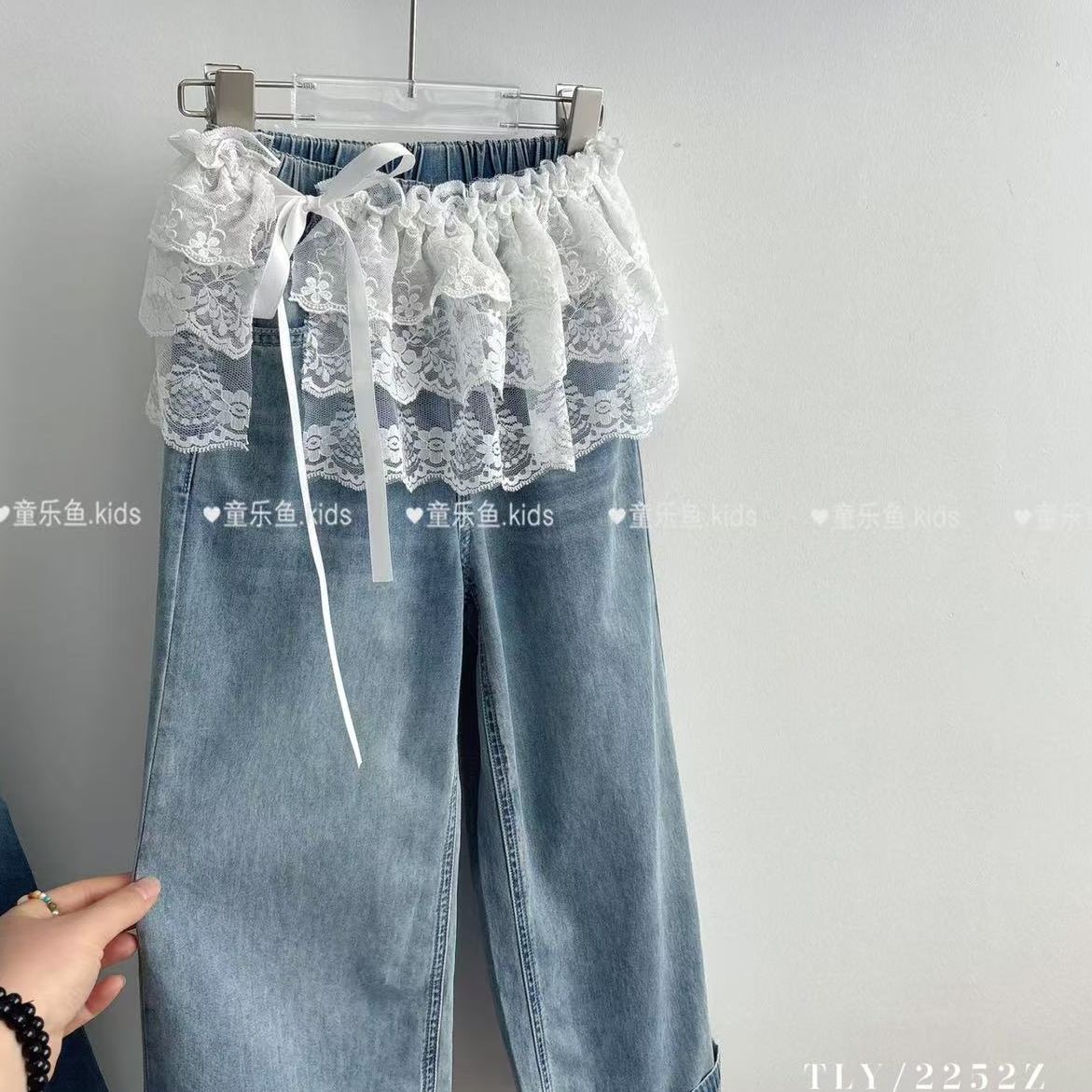 Q2954 蕾丝屁帘直筒牛仔裤