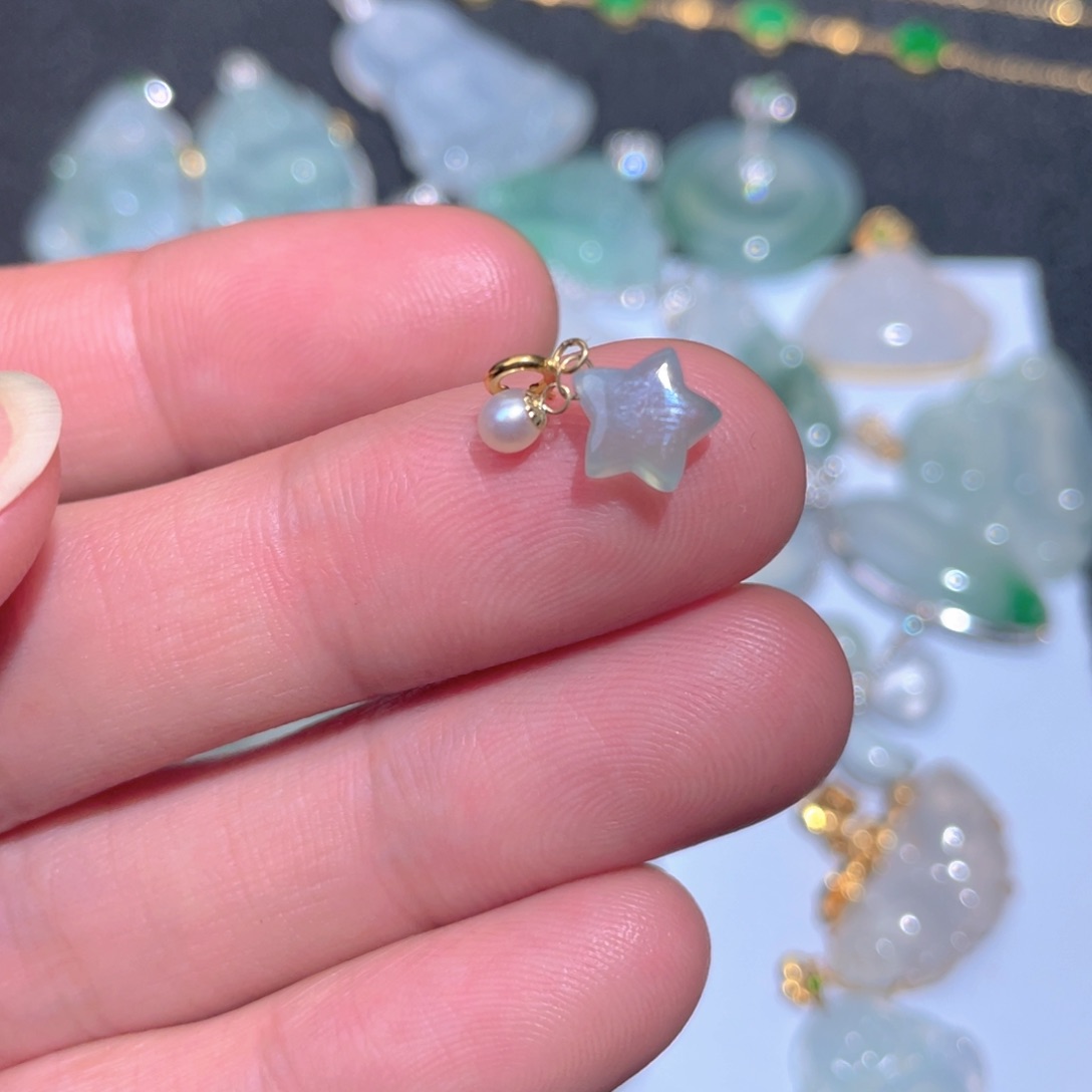 翡翠颈饰18K金镶嵌翡翠