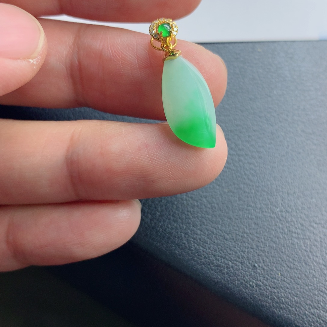 翡翠颈饰未镶嵌随形