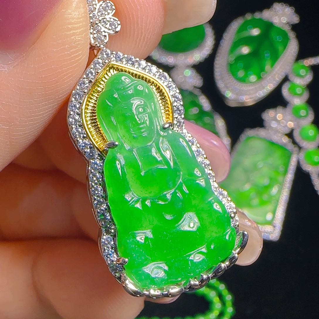 翡翠吊坠(赠链)未镶嵌