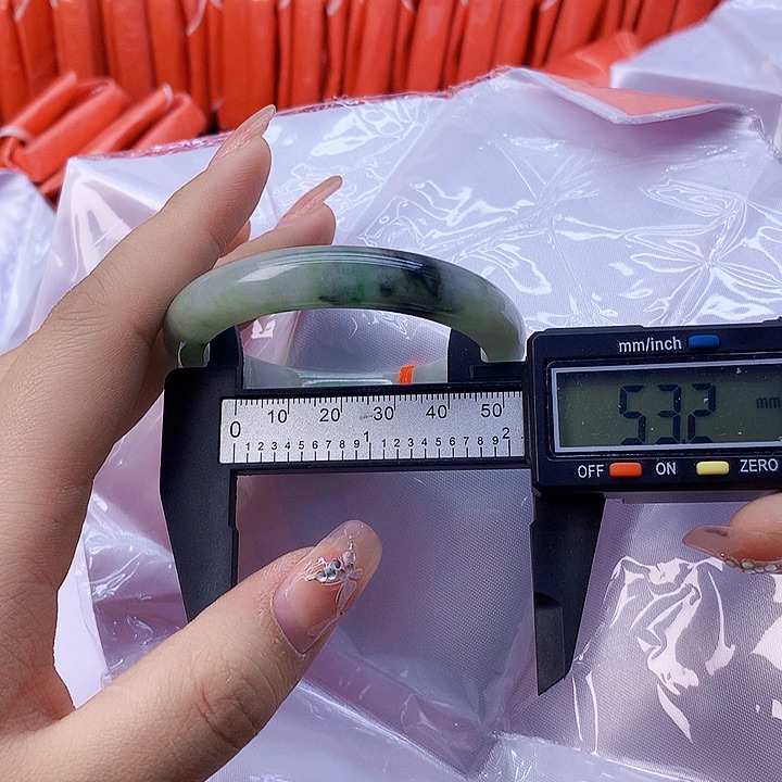 翡翠手镯未镶嵌140。