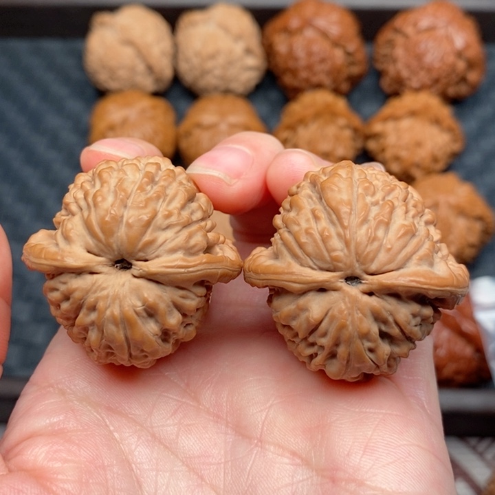 文玩核桃把件莲花虎头