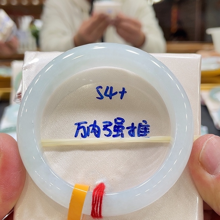 翡翠手镯未镶嵌翡翠