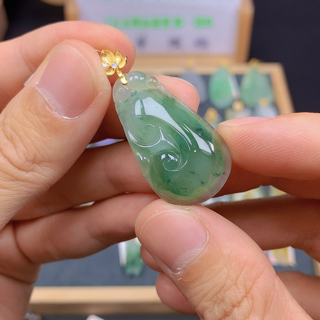 颈饰18K金镶嵌翡翠翡翠