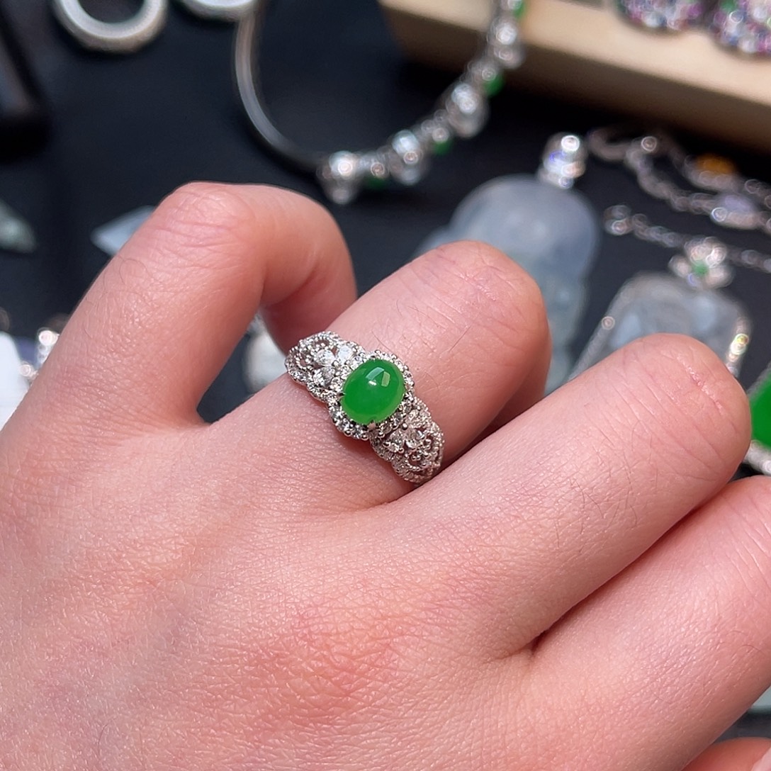 翡翠18K金镶嵌戒指蛋面