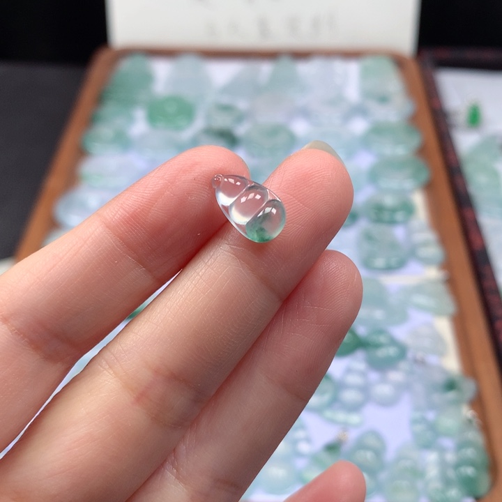 颈饰未镶嵌翡翠高冰飘花小福豆