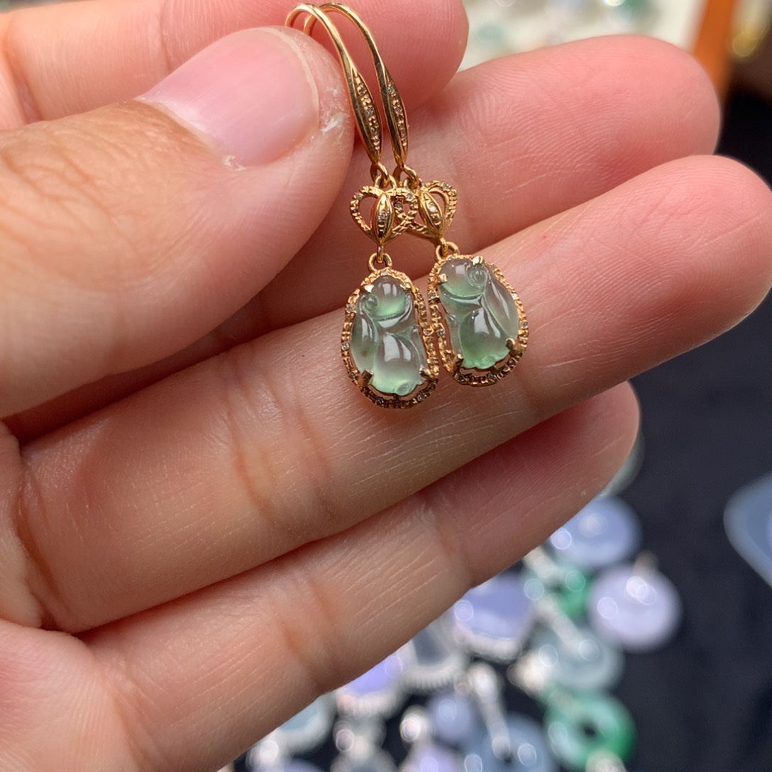 18K金镶嵌翡翠耳饰兔子耳勾