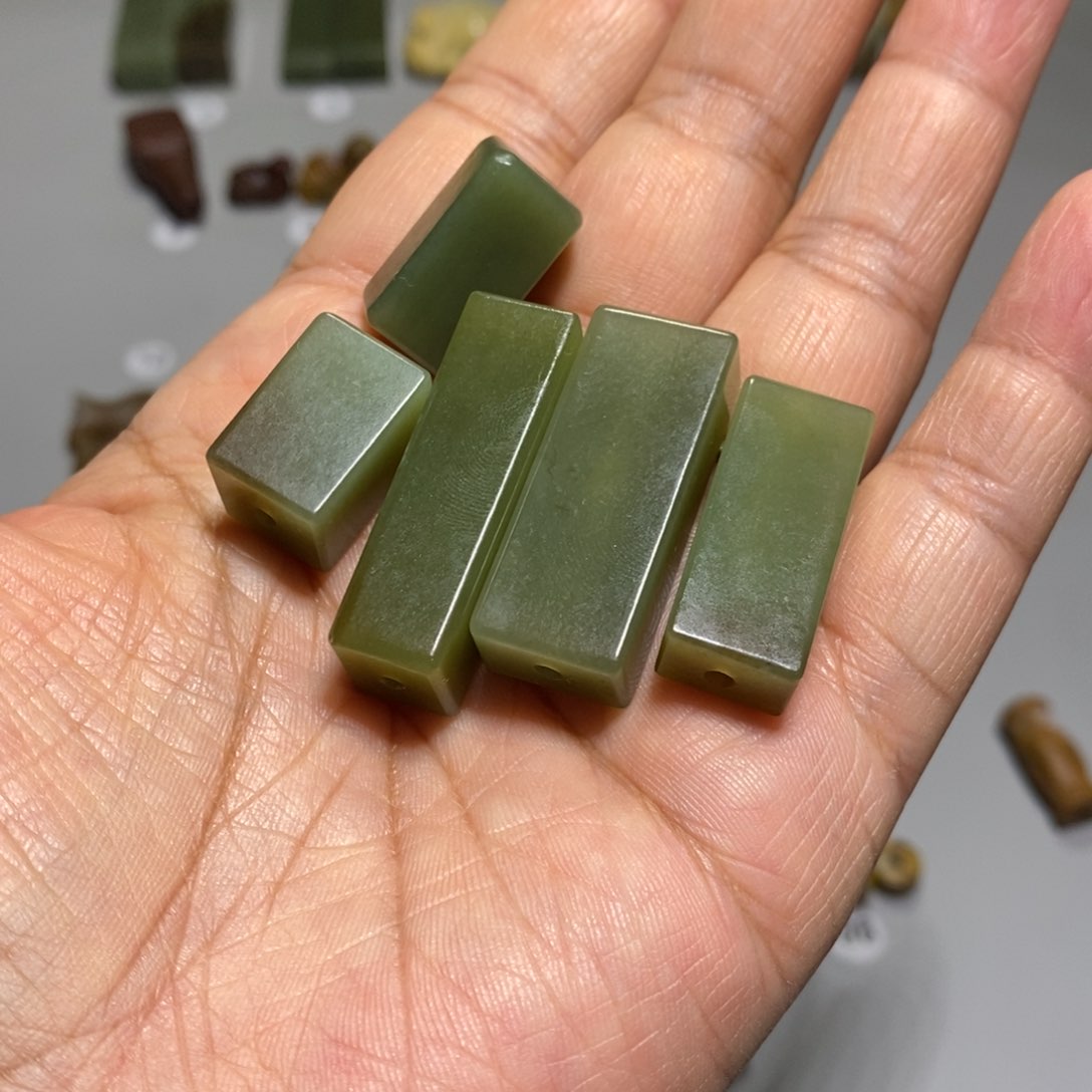 颈饰未镶嵌透闪石质玉琪**胜