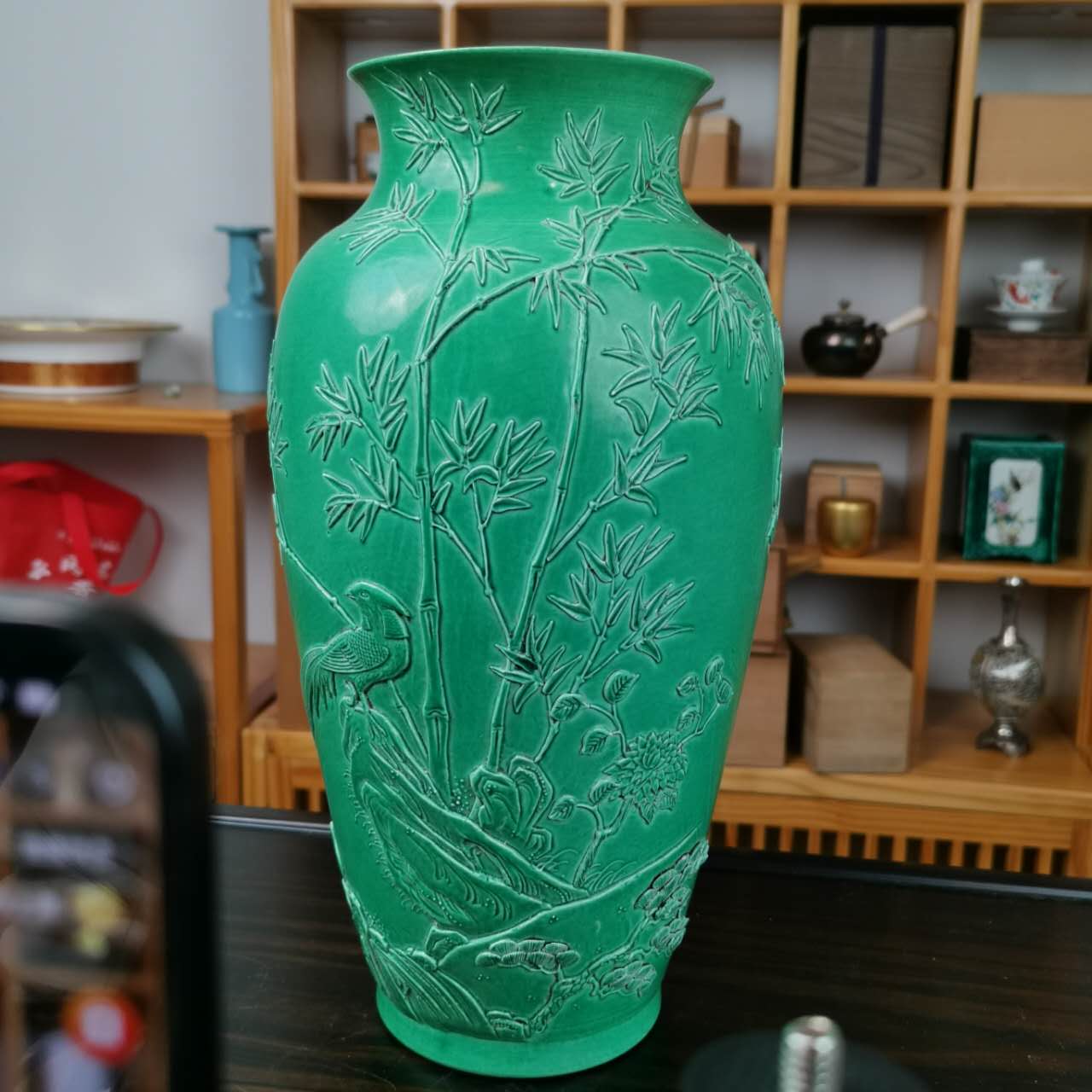 一件造型精美的瓷瓶