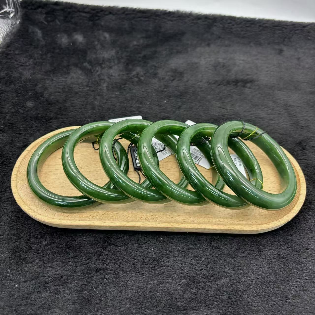 天然和田玉碧玉手镯精美时尚气质微瑕款多样性发货其一A