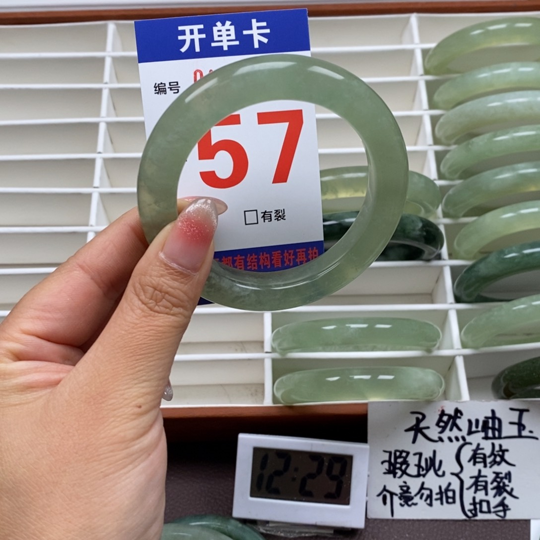 岫玉手镯未镶嵌我
