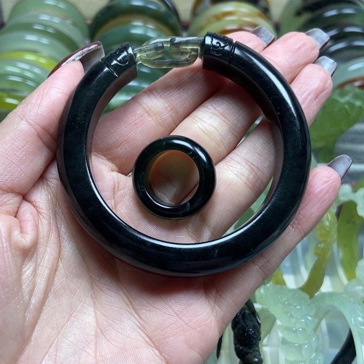 蛇纹石玉手镯未镶嵌蒜*白