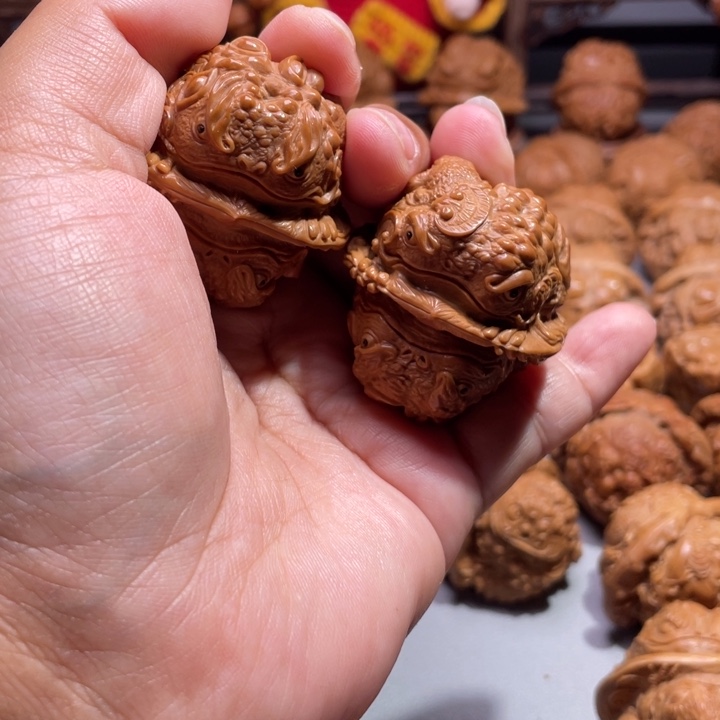 ฅ****ฅ蛤蟆头雕刻的金蟾