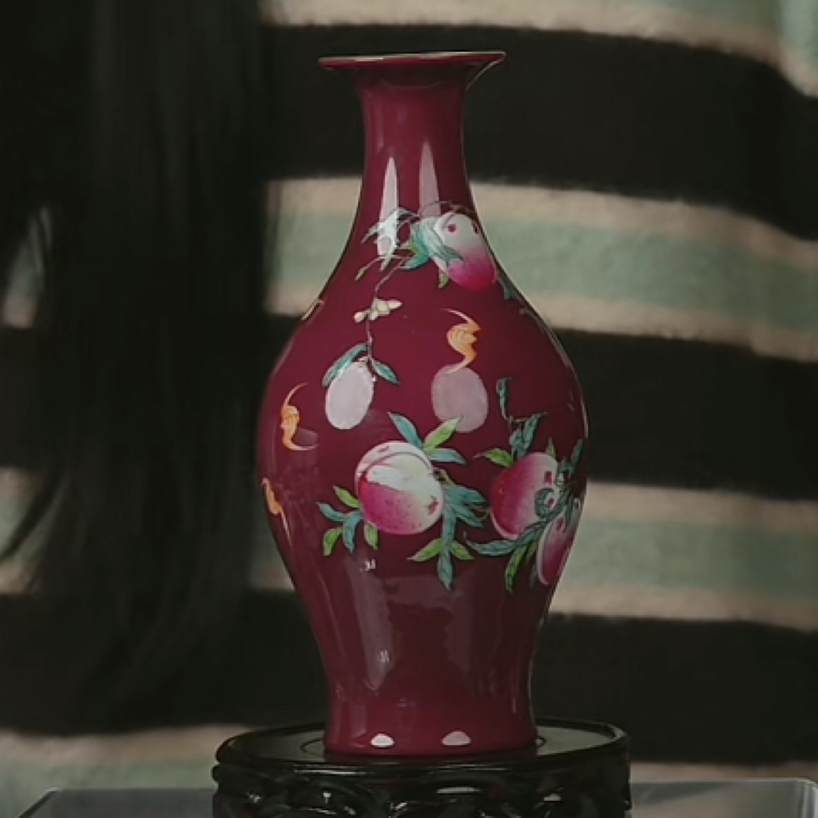 Y胭脂红地粉彩寿桃纹橄榄瓶