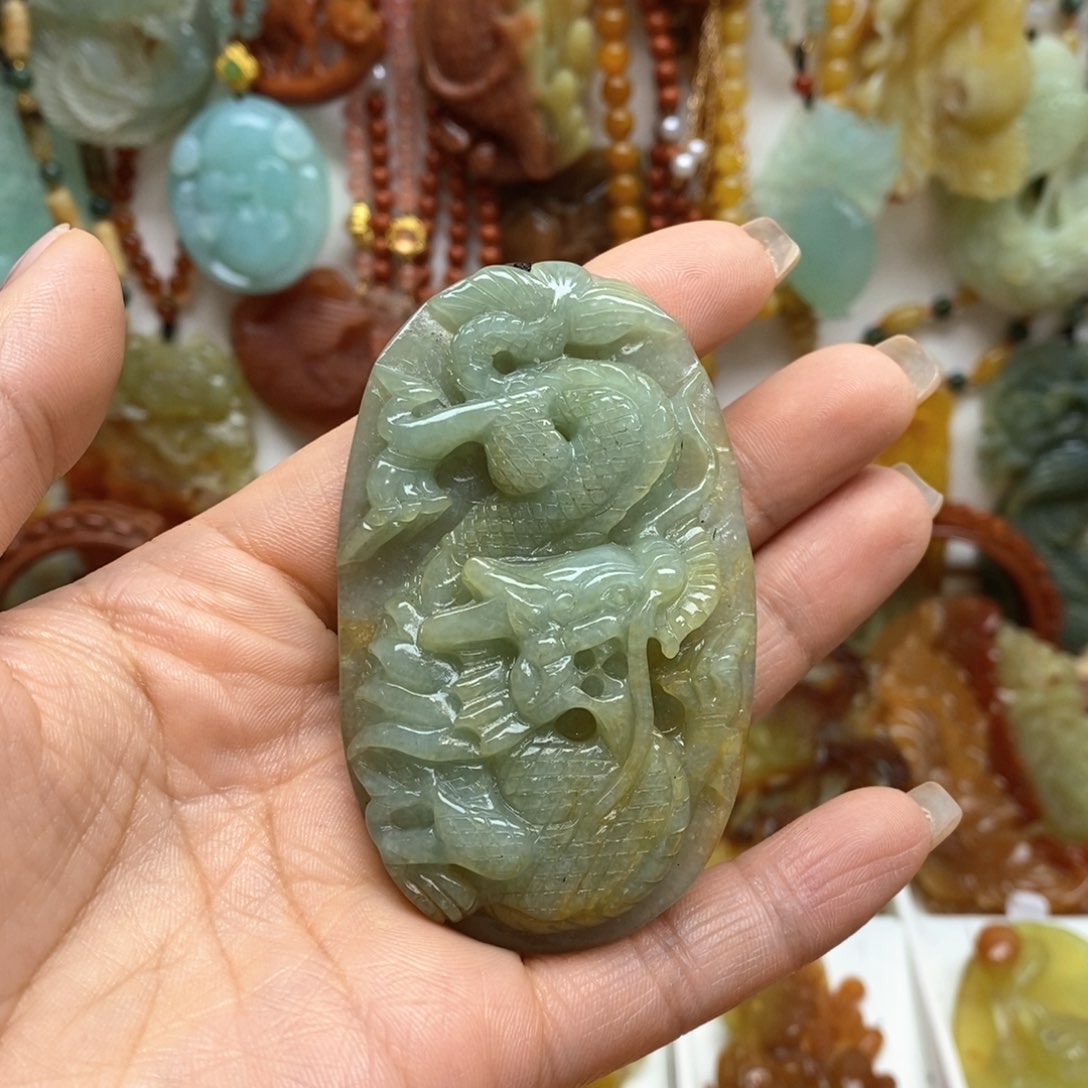 蛇纹石玉颈饰未镶嵌