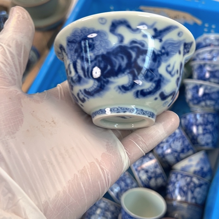 瓷片白青花狮子压手杯主人杯