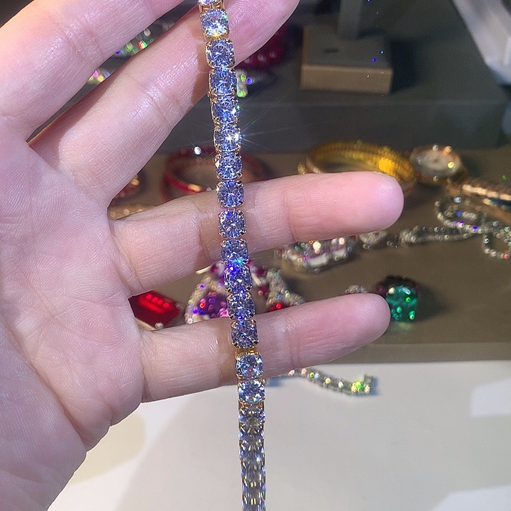 非金属83白色手链。            