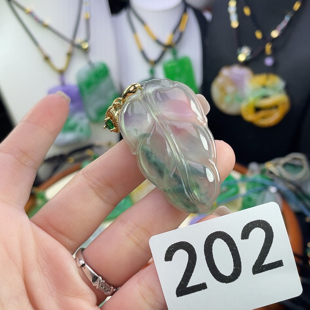 翡翠未镶嵌吊坠(赠链)