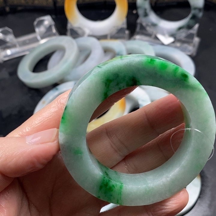 燕***子定制翡翠未镶嵌翡翠手镯