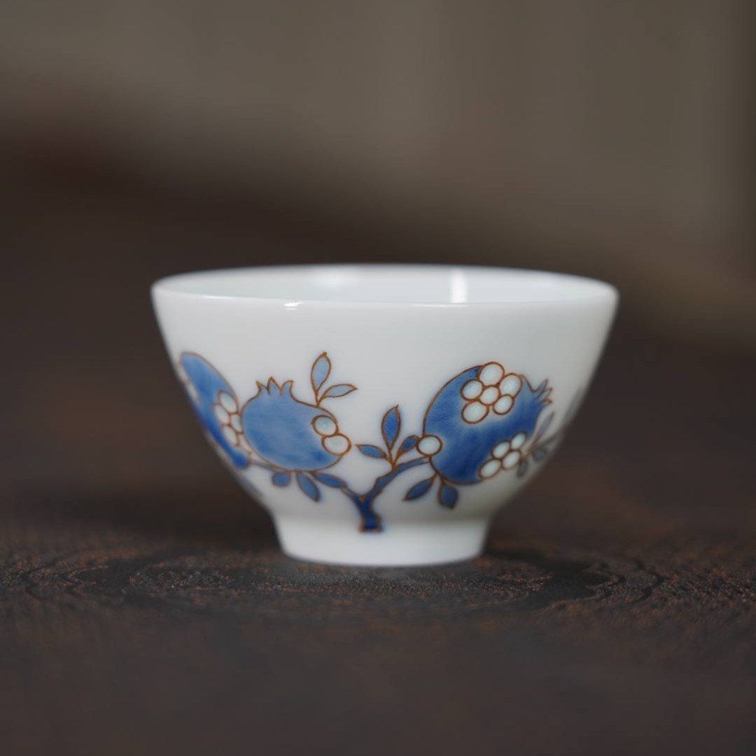 玉窑-青花描金玲珑小杯 石榴