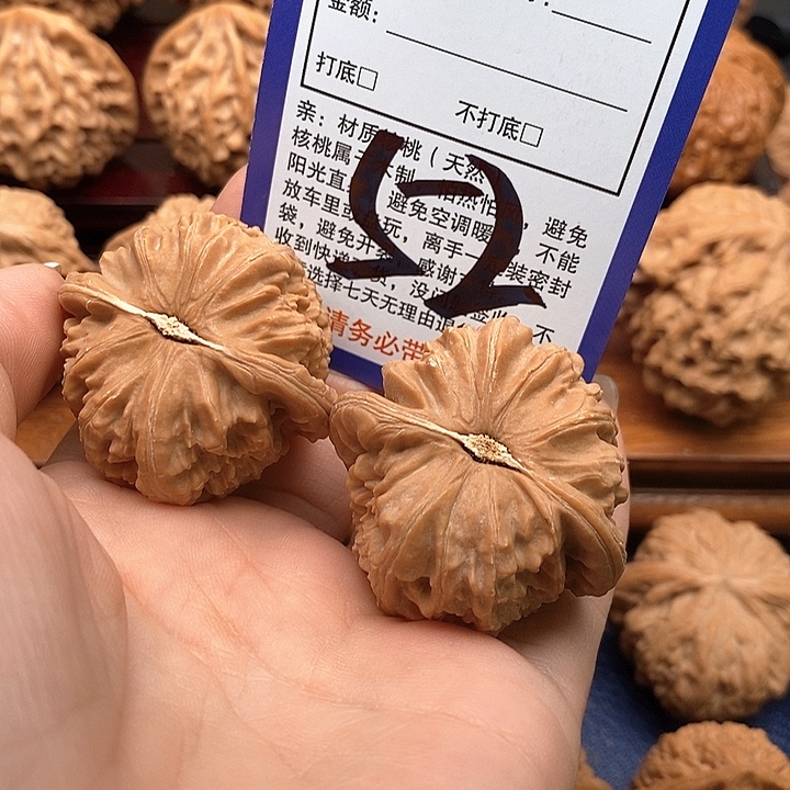 吊坠桃核白狮子头50