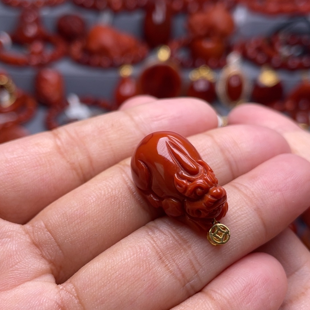 南红玛瑙18K金镶嵌珠宝奇石貔貅吊坠