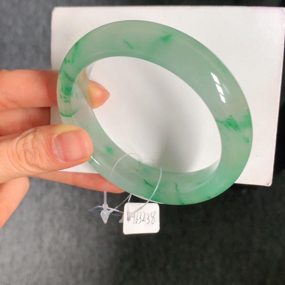 D***油石英质玉（非洲翠）未镶嵌手镯