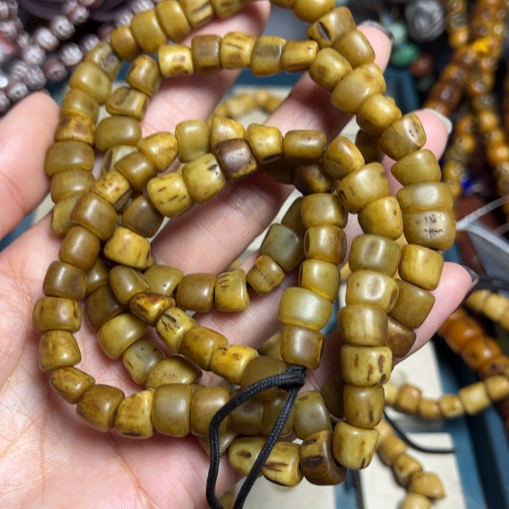 颈饰玻璃2303驼牙一条