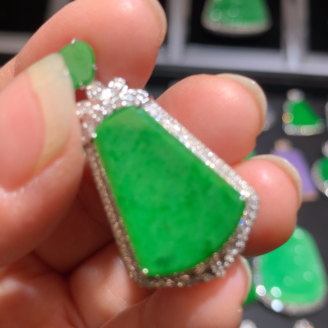 翡翠颈饰18K金镶嵌翡翠