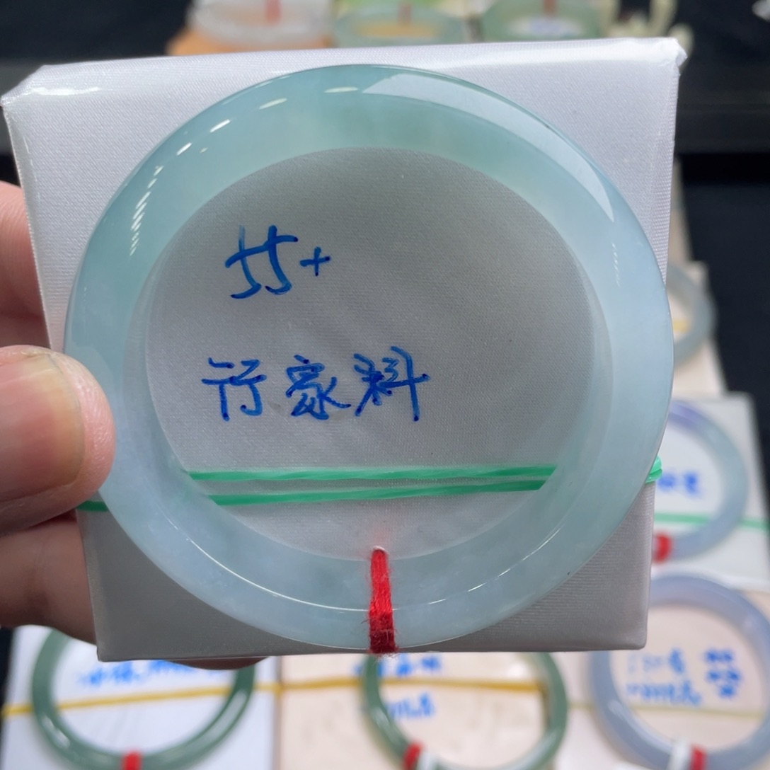 翡翠手镯未镶嵌翡翠手镯