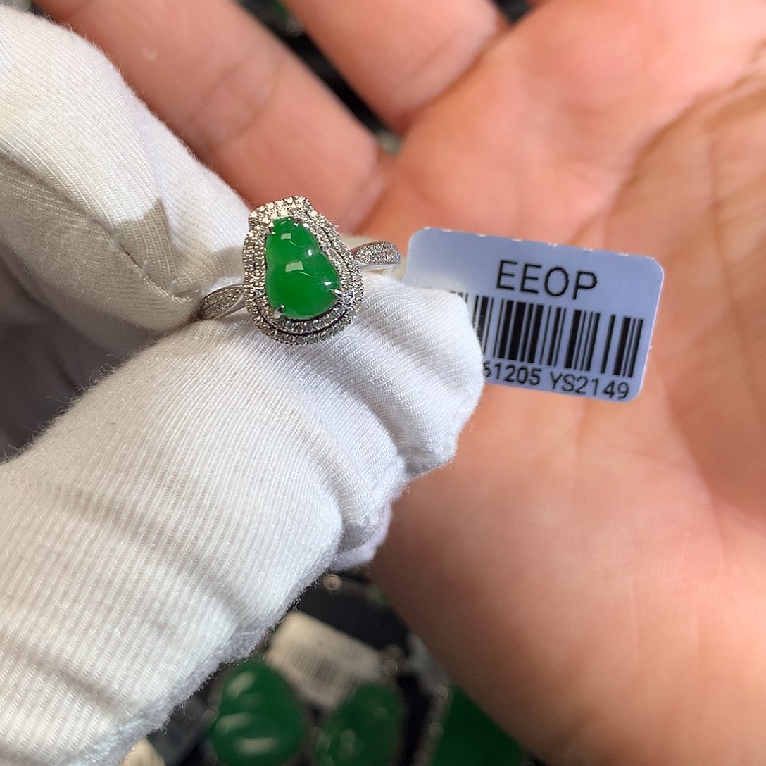 颈饰18K金镶嵌翡翠花***?