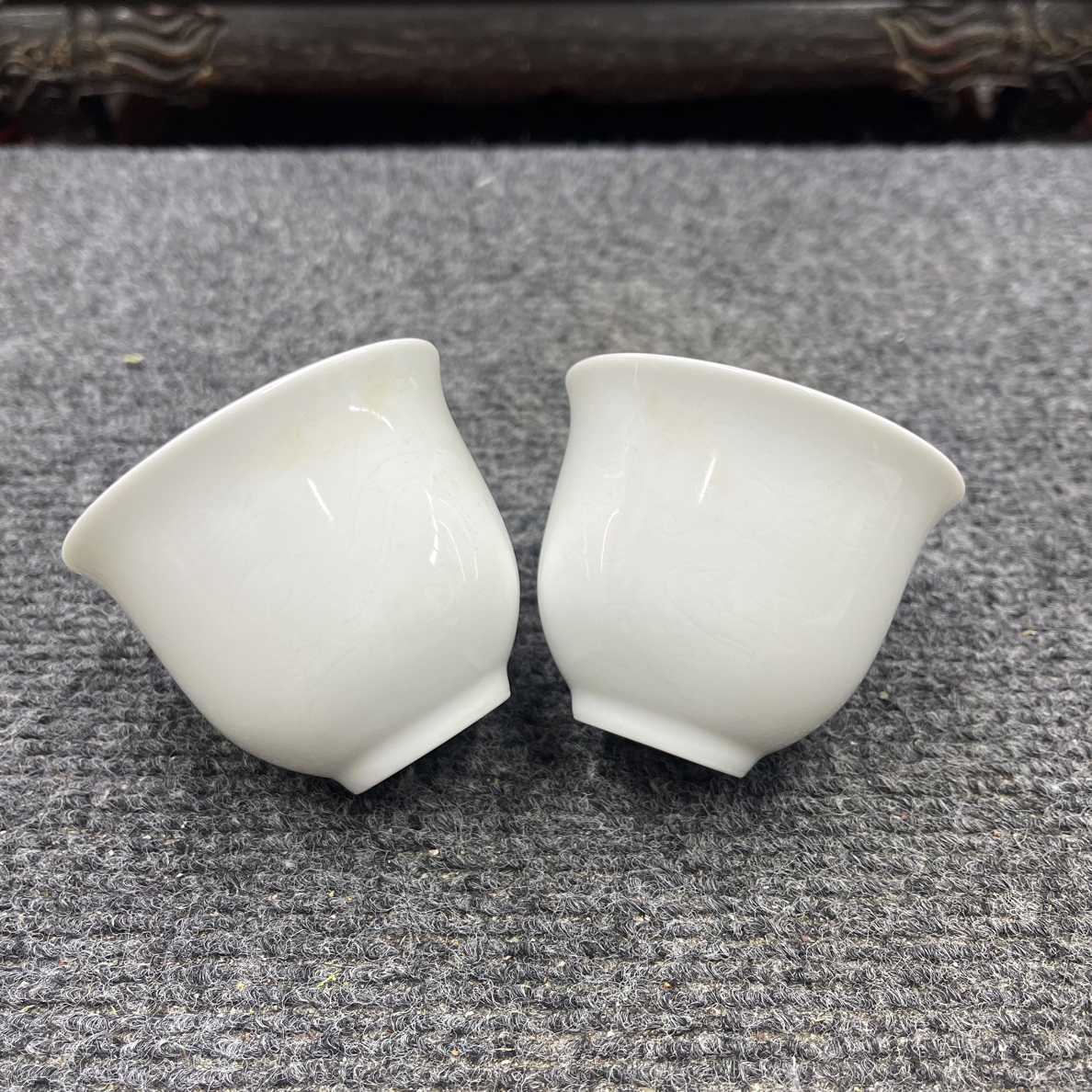 甜白瓷暗刻龙凤口杯压手杯