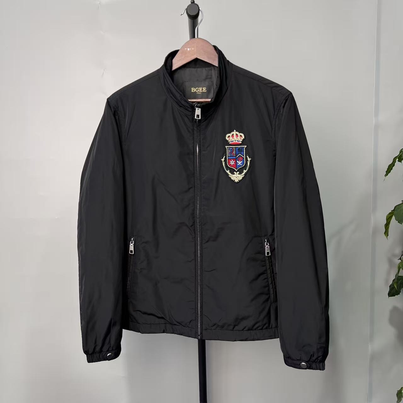 M-7 海港城奢牌早秋黑色胸口皇冠贴布绣半高领夹克外套 P1306 A1 