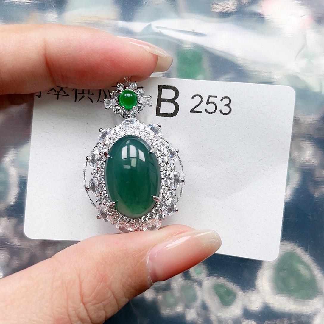 翡翠颈饰未镶嵌翡翠253